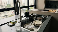 Como lavar louça mais rápido: a ordem simples, a água quente na hora certa e um detalhe da esponja