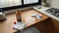 Óleo de Peroba: como usar na madeira e no inox sem exagero — e o detalhe que faz diferença