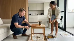 Por que a madeira mancha mesmo depois de impermeabilizada? O detalhe da umidade e a escolha entre selante, óleo e verniz