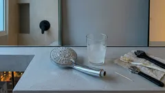 Basta um saquinho com vinagre no chuveiro para o jato voltar a ter força — e entender por que o calcário aparece de novo