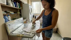 Passar roupa sem virar maratona: pequenos ajustes na lavagem, na secagem e no ferro que mudam o tempo da pilha