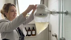 Jato do chuveiro fraco e torto? Um jeito simples de limpar sem desmontar e ver a diferença