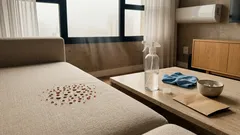 Impermeabilizar o sofá: vale a pena? O que muda na limpeza, no cheiro e no dia a dia