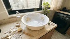 Basta um pouco de vinagre branco no pré-tratamento: a mancha de desodorante na axila começa a soltar