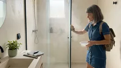 Como deixar o vidro brilhando sem manchas: o truque do timing e das misturinhas simples