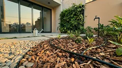 Jardim bonito sem virar segunda jornada: escolhas que reduzem rega e capina