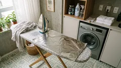 Papel-alumínio na tábua de passar: por que acelera (e como usar sem deixar marcas)